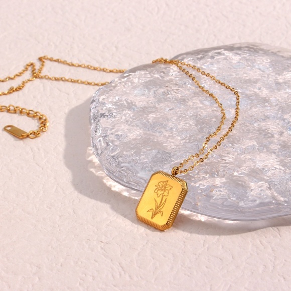 18K Gold Boxed Flower Square Pendant Minimalist Necklace - Picture 5 of 11